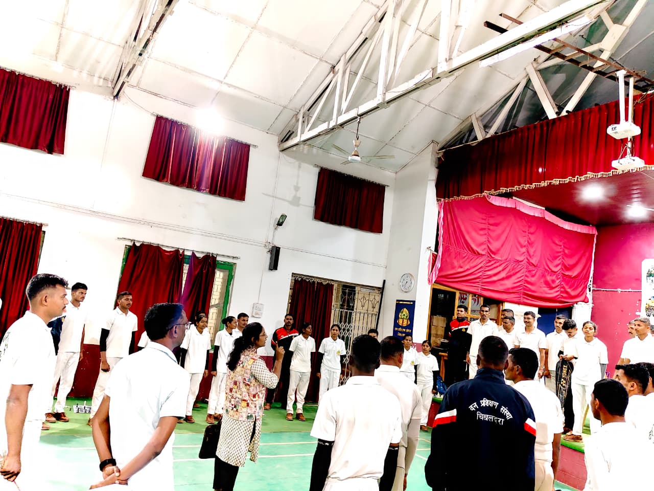 संचालक मॅडम यांचे प्रशिक्षणार्थिना मार्गदर्शन - वन प्रशिक्षण संस्था, चिखलदरा