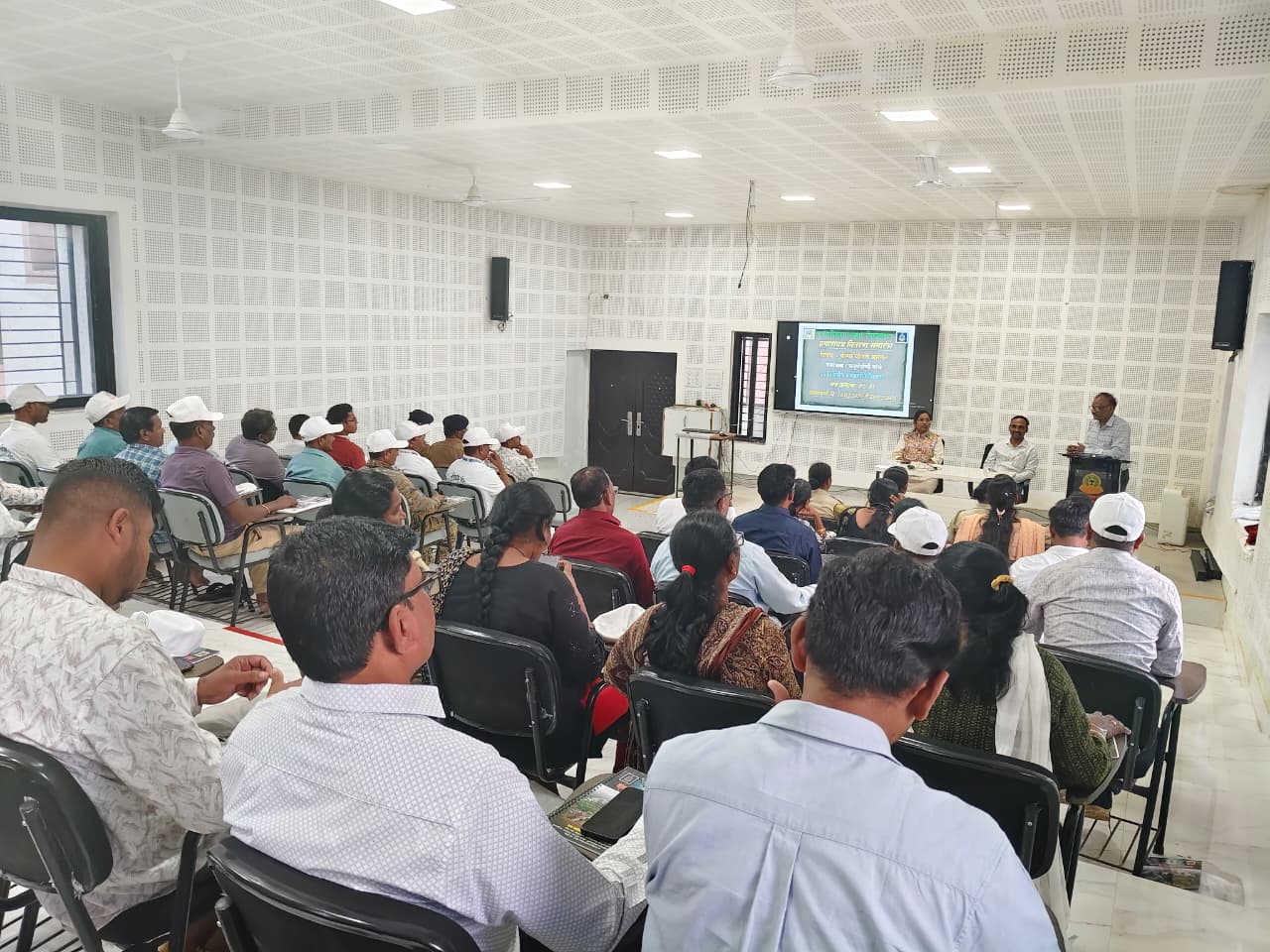 वनरक्षक  यांचे अल्पमुदत प्रशिक्षण  प्रमाणपत्र वितरण