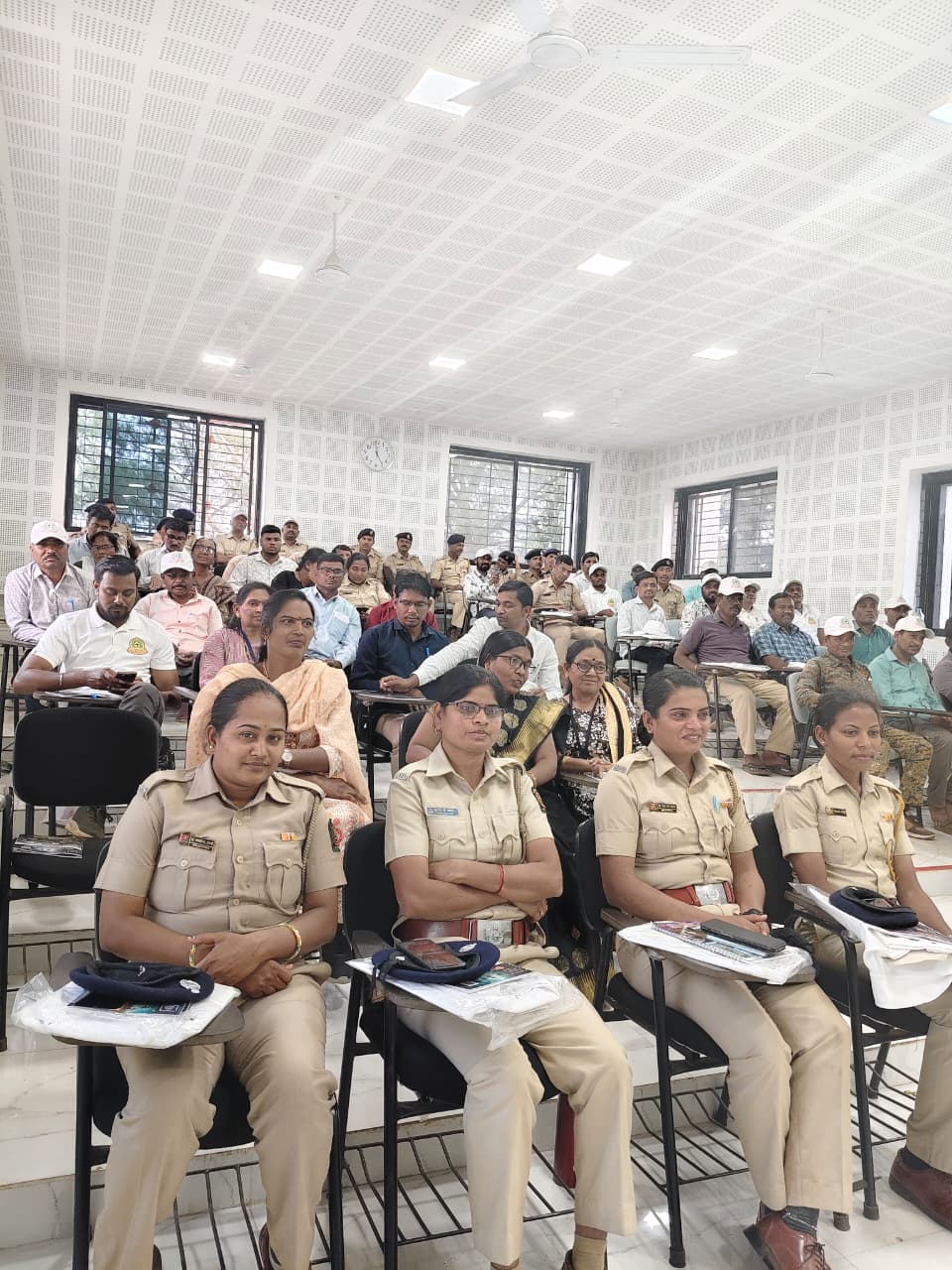 वनरक्षक  यांचे अल्पमुदत प्रशिक्षण  प्रमाणपत्र वितरण